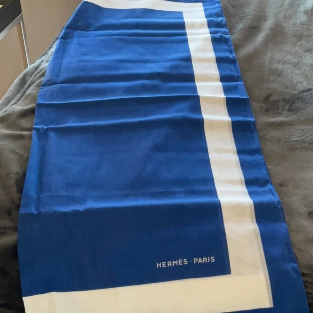 NEW IN BOX AUTH HERMES BLUE AND WHITE LARGE SCARF, GREAT GIFT, RARE - Picture 4 of 7